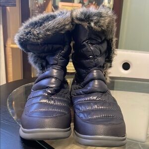 Plush Black Winter Boots with Fur Trim